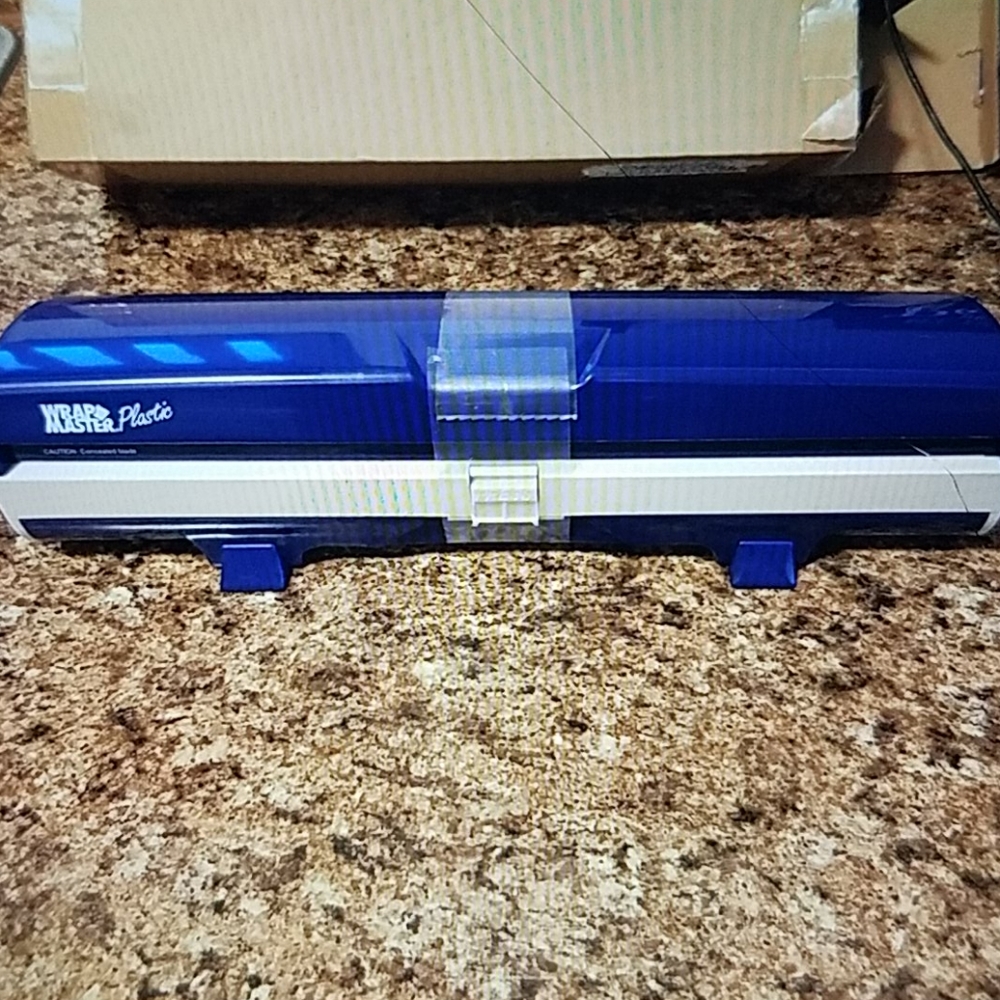 Plastic wrap dispenser